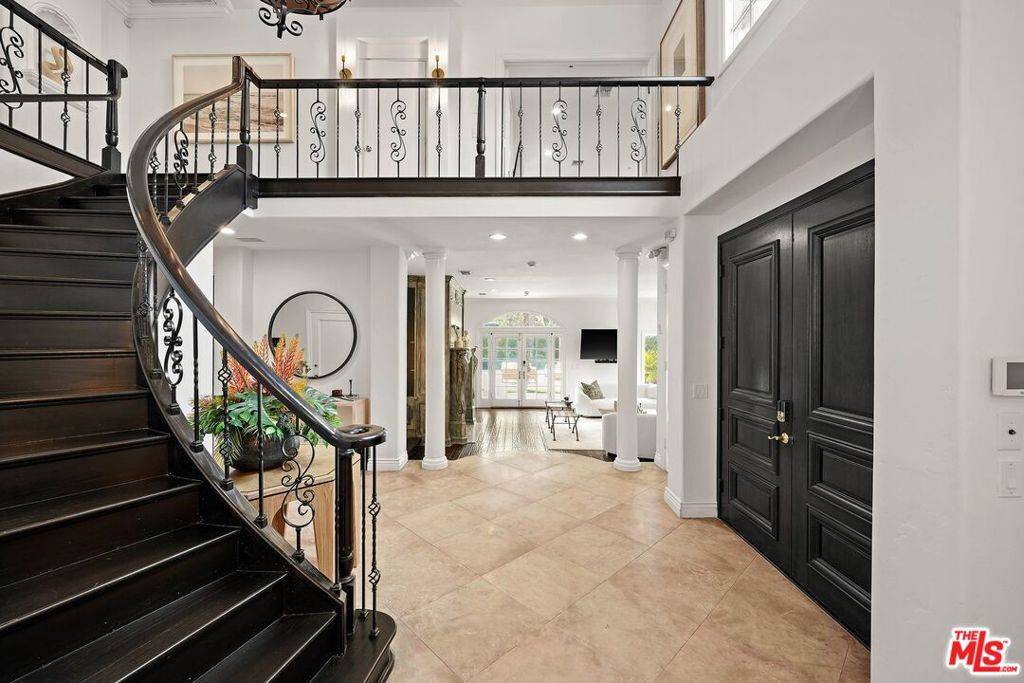 Encino, CA 91316,17230 Silver LN