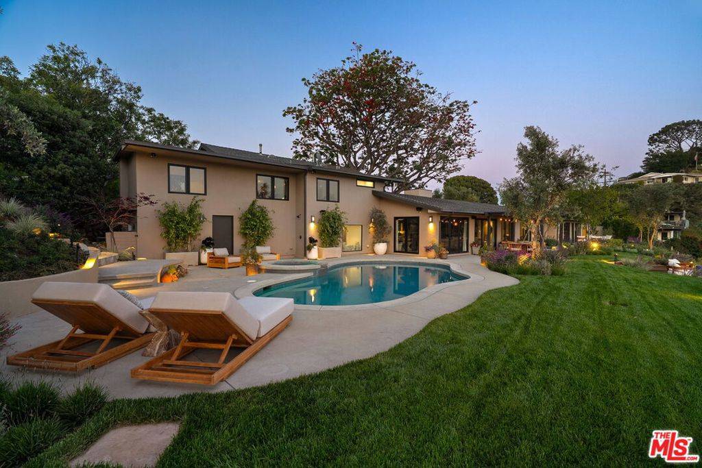 Los Angeles, CA 90046,7840 Torreyson DR