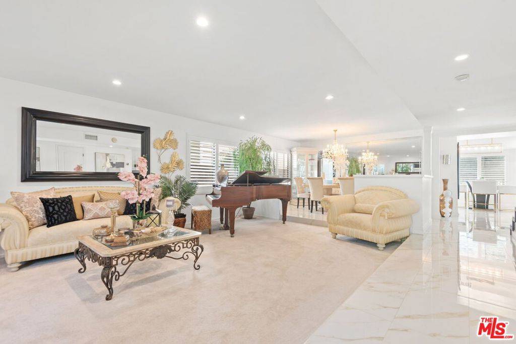 Winnetka, CA 91306,20330 Hemmingway ST