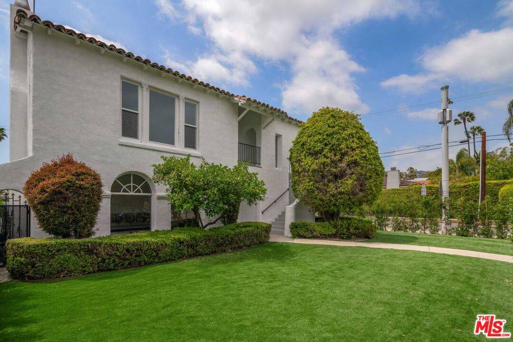 Los Angeles, CA 90048,543 N La Jolla AVE