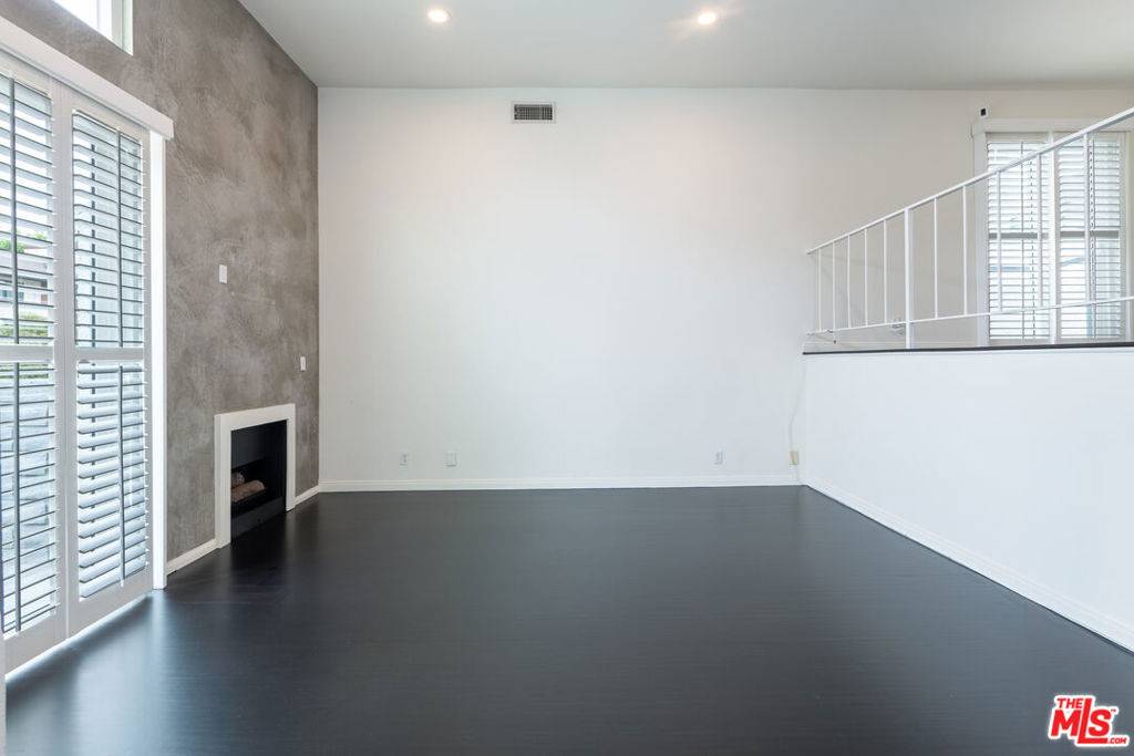 Valley Village, CA 91607,5351 Corteen PL