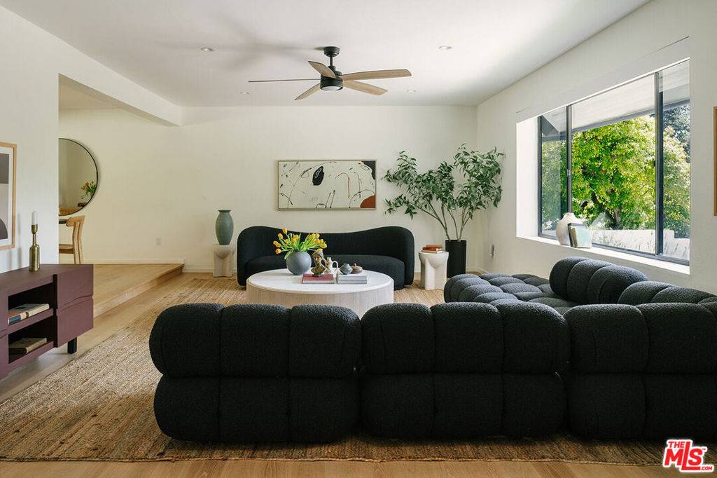 Los Angeles, CA 90068,3122 Arrowhead DR