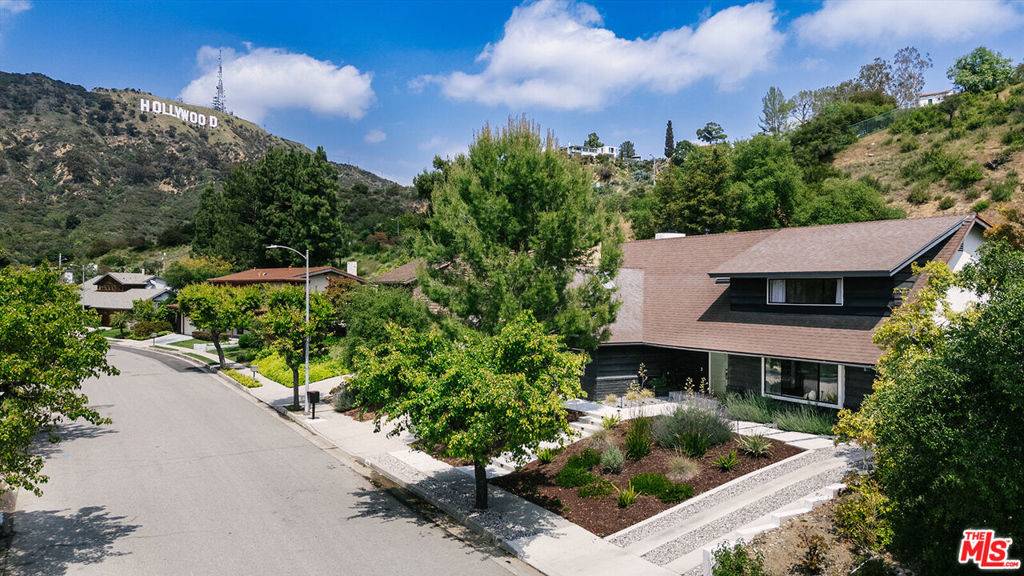 Los Angeles, CA 90068,3122 Arrowhead DR