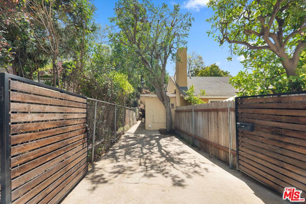 Los Angeles, CA 90068,2516 Glen Green ST