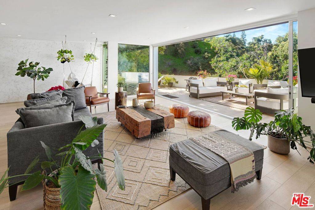 Los Angeles, CA 90046,2615 La Cuesta DR