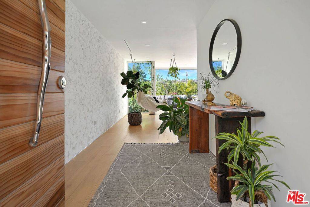 Los Angeles, CA 90046,2615 La Cuesta DR