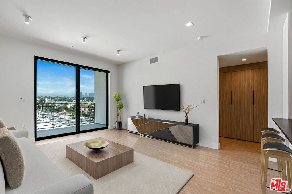 Los Angeles, CA 90034,3688 Overland AVE #401