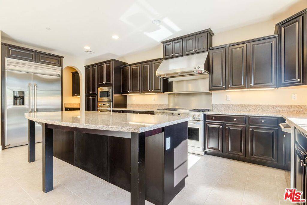 Santa Clarita, CA 91354,28128 ANVIL CT