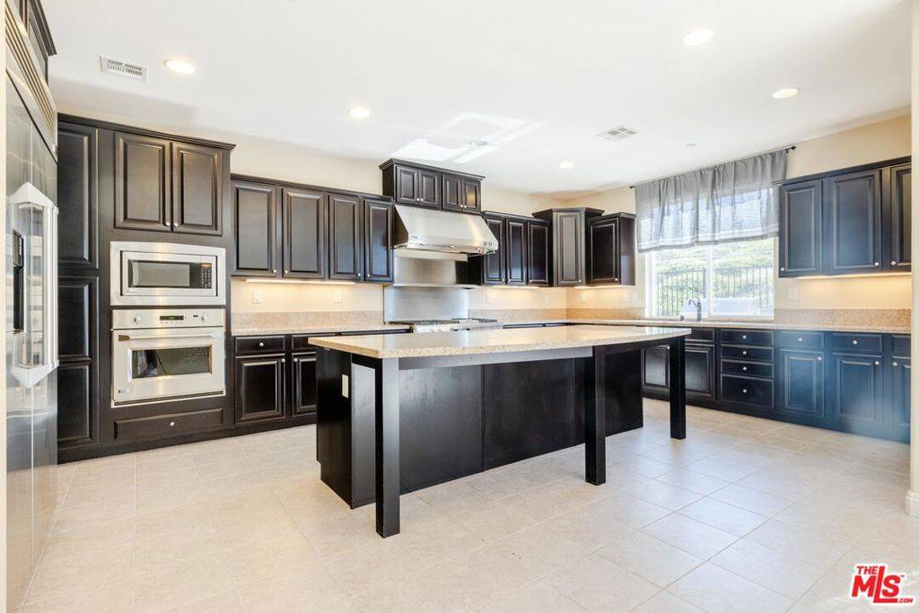 Santa Clarita, CA 91354,28128 ANVIL CT