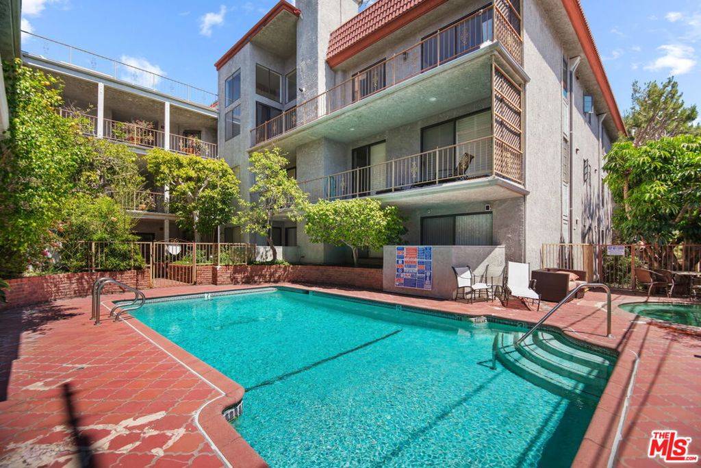 Los Angeles, CA 90025,2031 S Bentley AVE #102