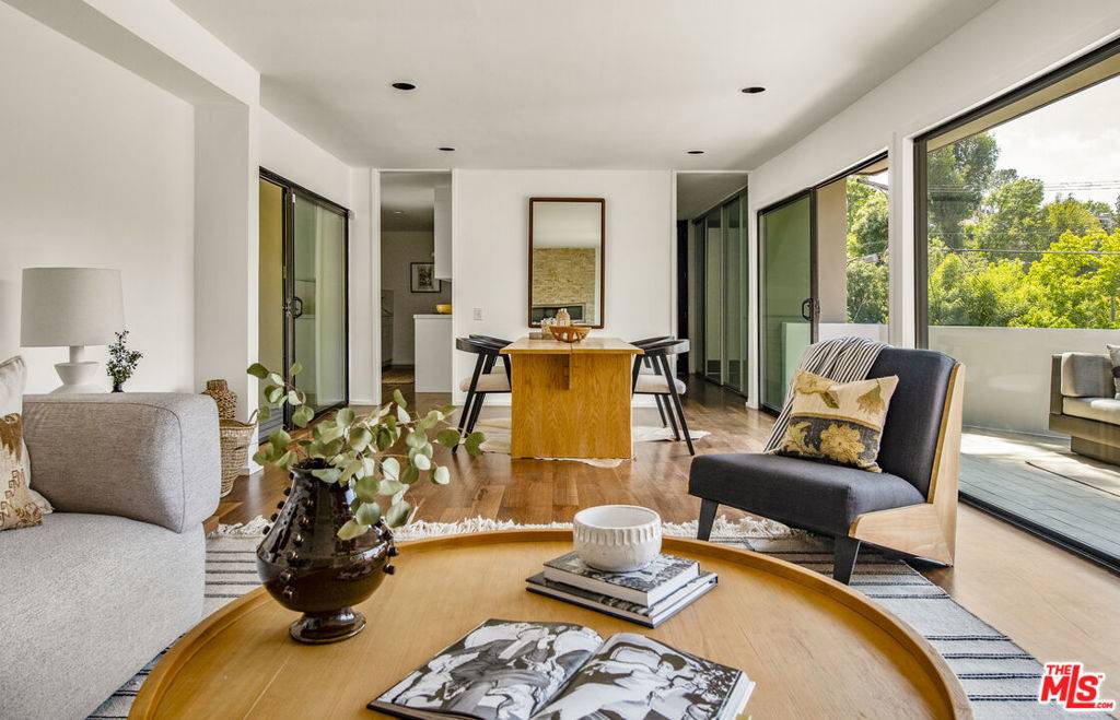 Los Angeles, CA 90068,2506 Rinconia DR
