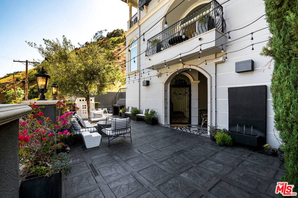 Los Angeles, CA 90046,2063 Wattles DR