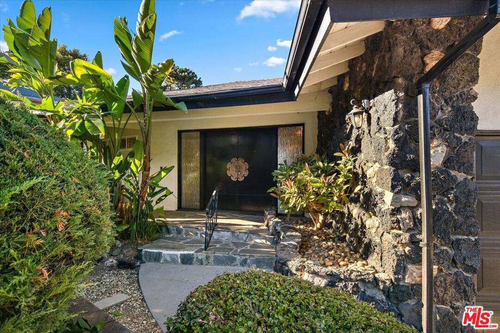 Sherman Oaks, CA 91403,15451 Longbow DR