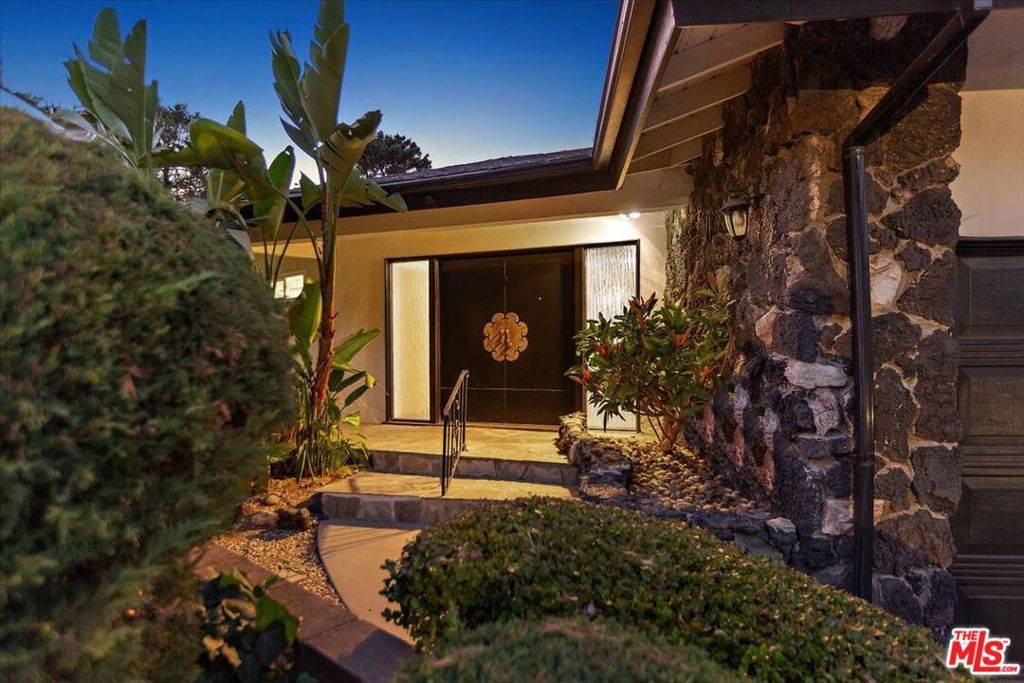 Sherman Oaks, CA 91403,15451 Longbow DR