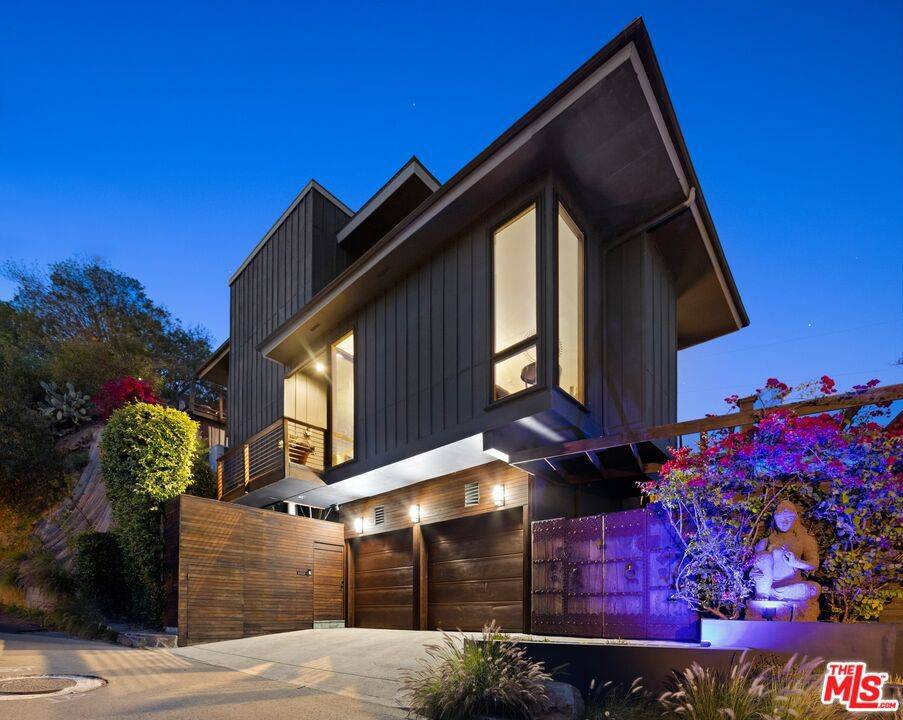 Los Angeles, CA 90068,2860 Hollyridge DR