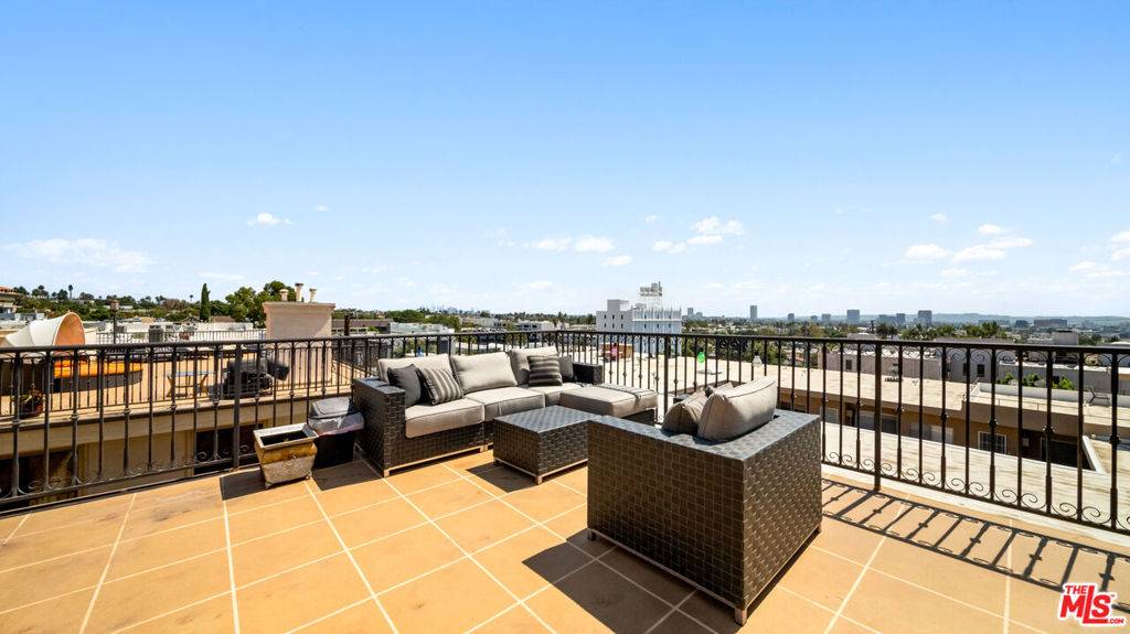 West Hollywood, CA 90069,1146 HACIENDA PL #9