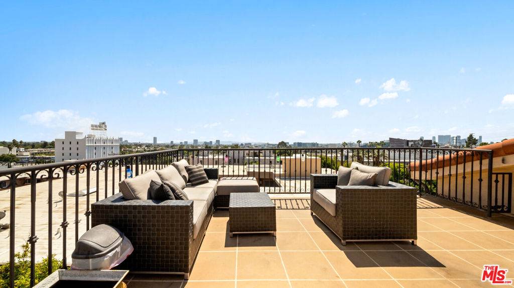 West Hollywood, CA 90069,1146 HACIENDA PL #9
