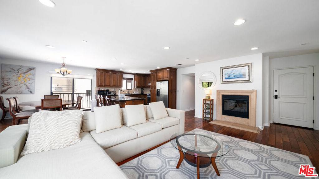 West Hollywood, CA 90069,1146 HACIENDA PL #12