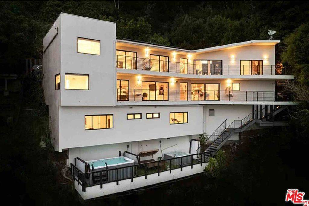 Los Angeles, CA 90069,8514 Hillside AVE
