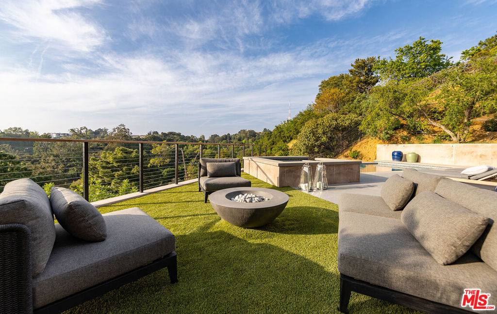 Beverly Hills, CA 90210,9153 Janice PL