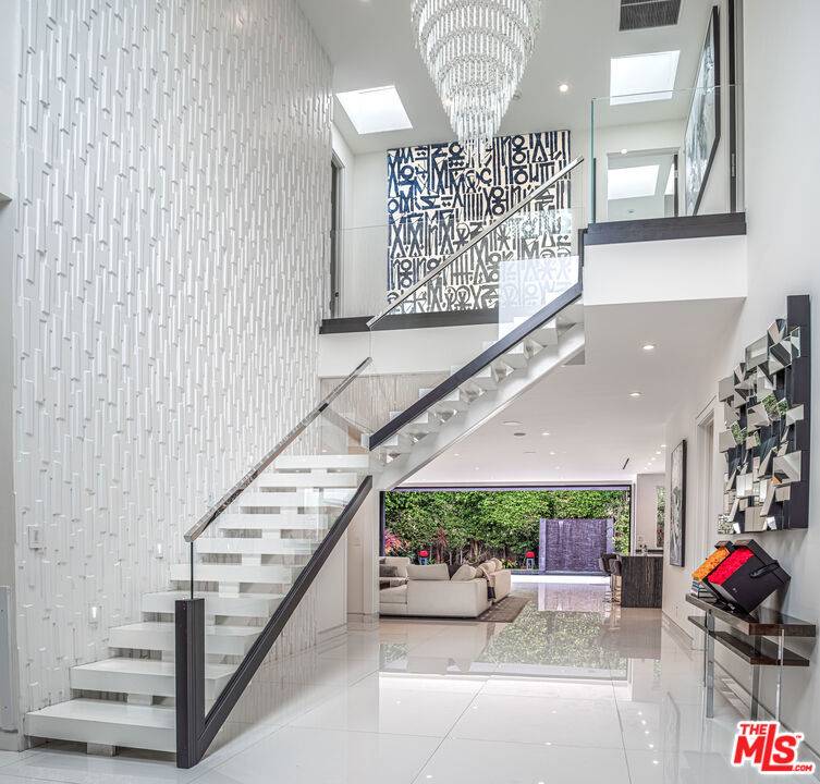 Beverly Hills, CA 90210,511 N Rexford DR