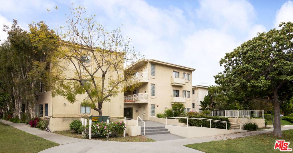 Los Angeles, CA 90005,861 S Windsor BLVD #103