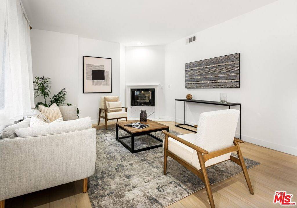Los Angeles, CA 90005,861 S Windsor BLVD #103