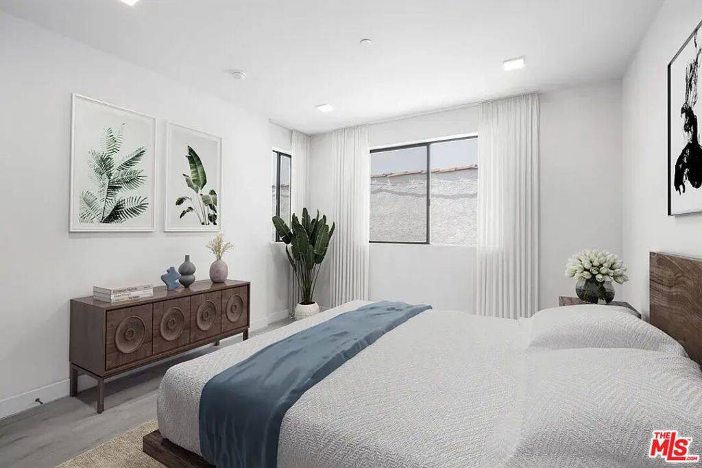 Los Angeles, CA 90029,1111 N Kenmore Ave #103