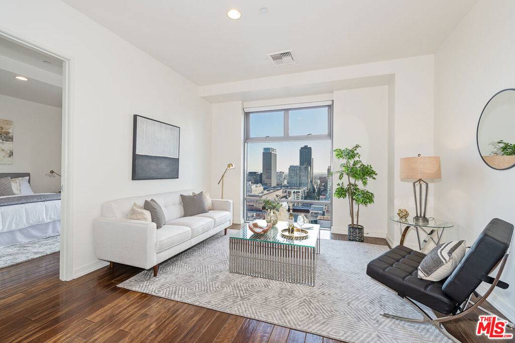 Los Angeles, CA 90017,801 S Grand AVE #1412