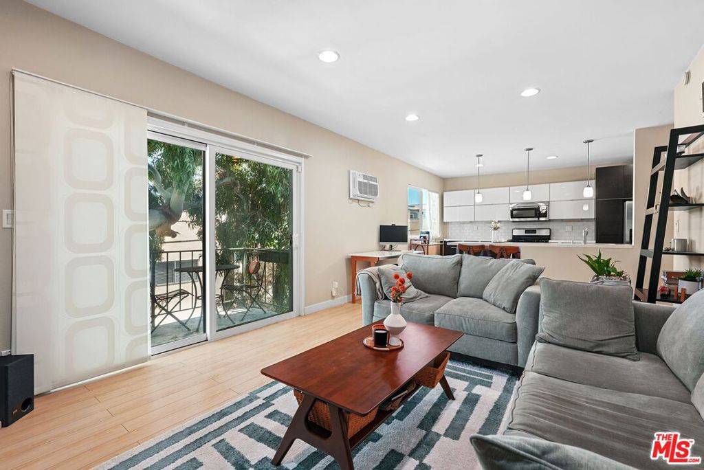 Los Angeles, CA 90034,3640 Cardiff AVE #213