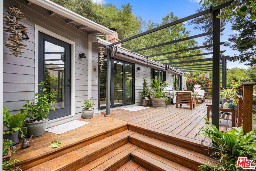 Topanga, CA 90290,19817 Montau DR