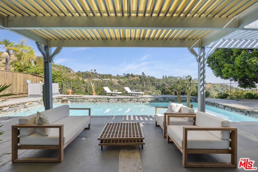 Beverly Hills, CA 90210,2252 Gloaming WAY