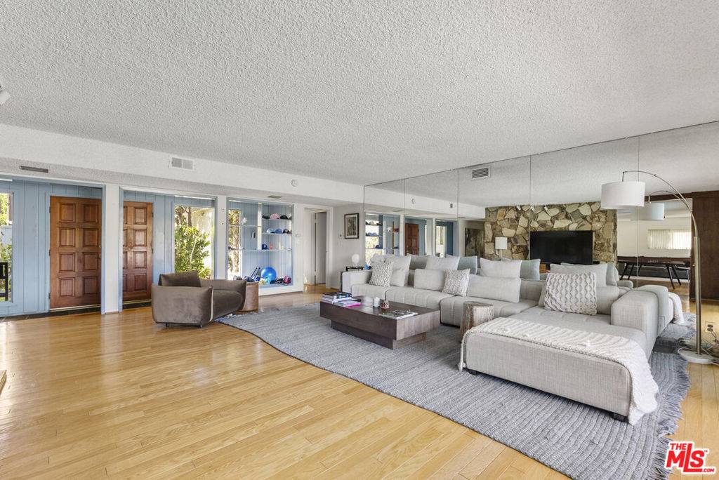 Beverly Hills, CA 90210,2252 Gloaming WAY
