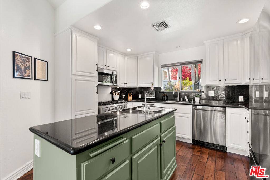 Los Angeles, CA 90068,3261 N Knoll DR