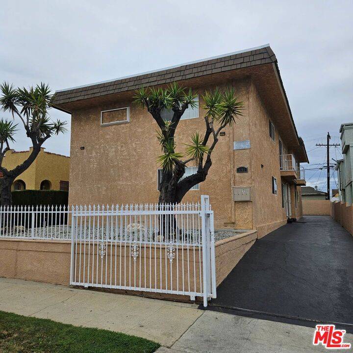 Los Angeles, CA 90044,1211 W 85th ST #3