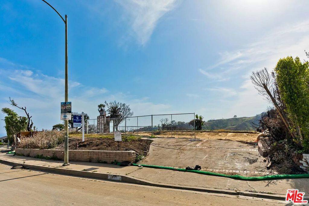 Pacific Palisades, CA 90272,917 Enchanted WAY
