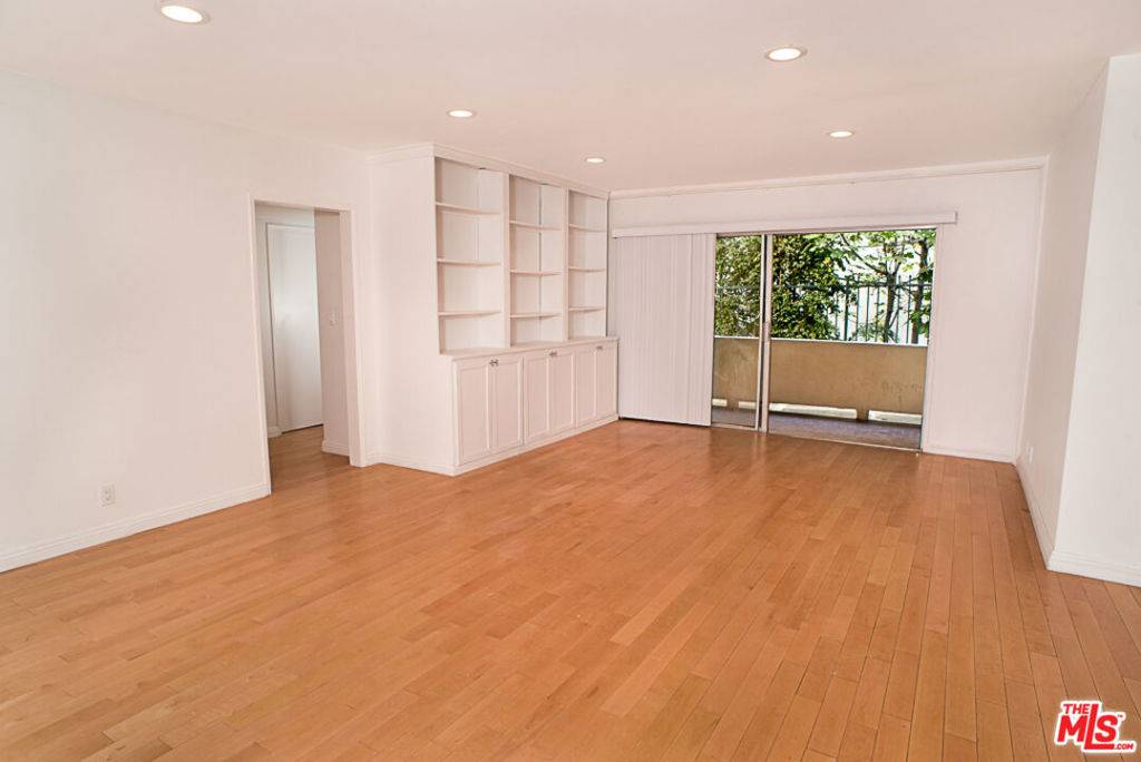 Beverly Hills, CA 90210,416 N Oakhurst DR #205
