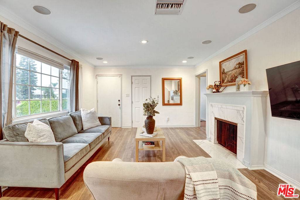 Van Nuys, CA 91411,6230 Peach AVE