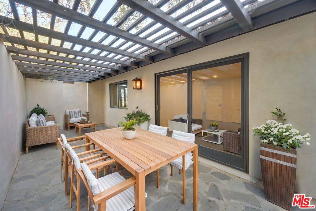 Los Angeles, CA 90046,2169 HERCULES DR