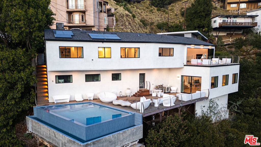 Los Angeles, CA 90046,8744 Skyline DR
