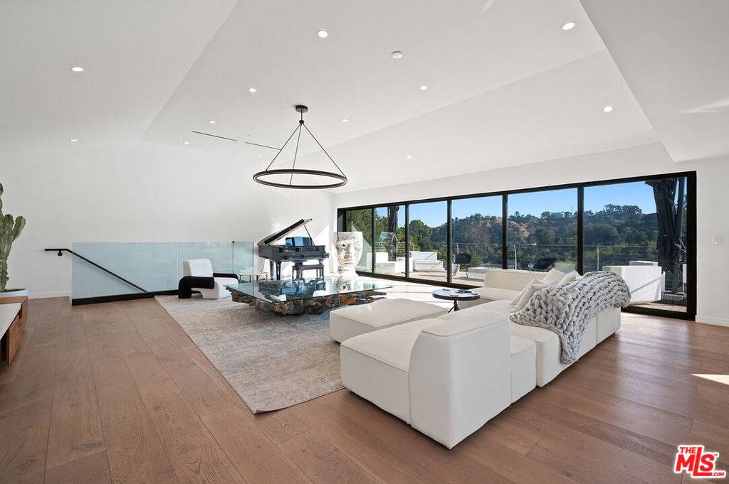 Los Angeles, CA 90046,8744 Skyline DR