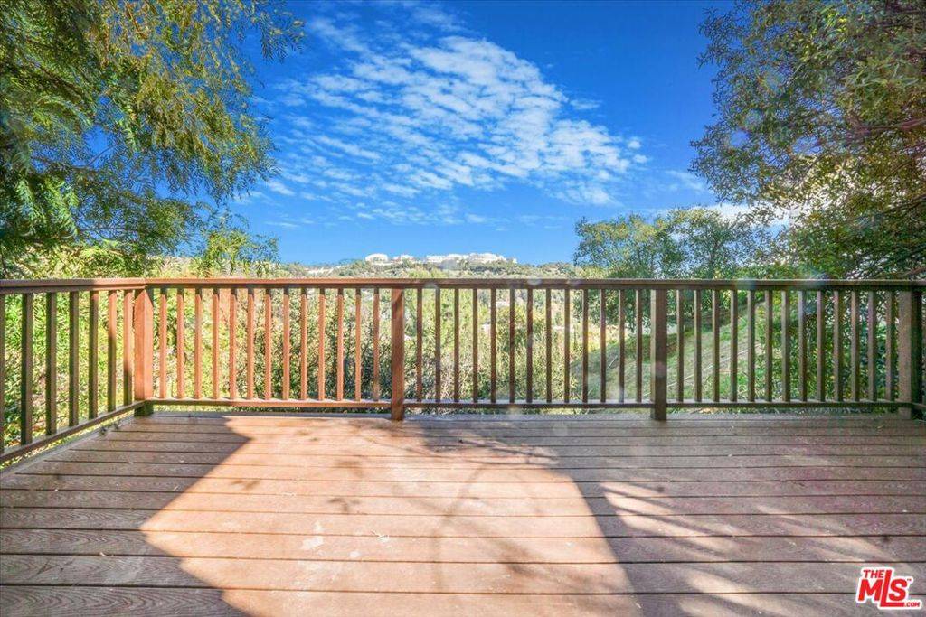 Los Angeles, CA 90049,960 N Tigertail RD