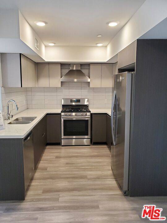 Los Angeles, CA 90004,5030 Rosewood AVE #402