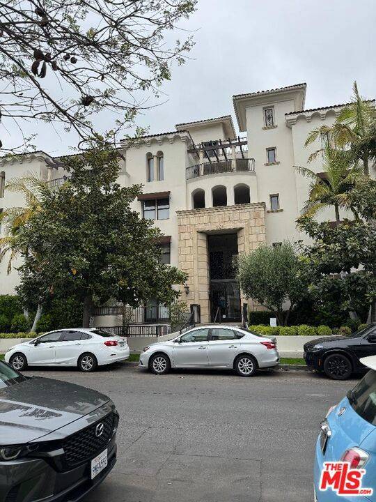 West Hollywood, CA 90048,122 N Clark DR #203