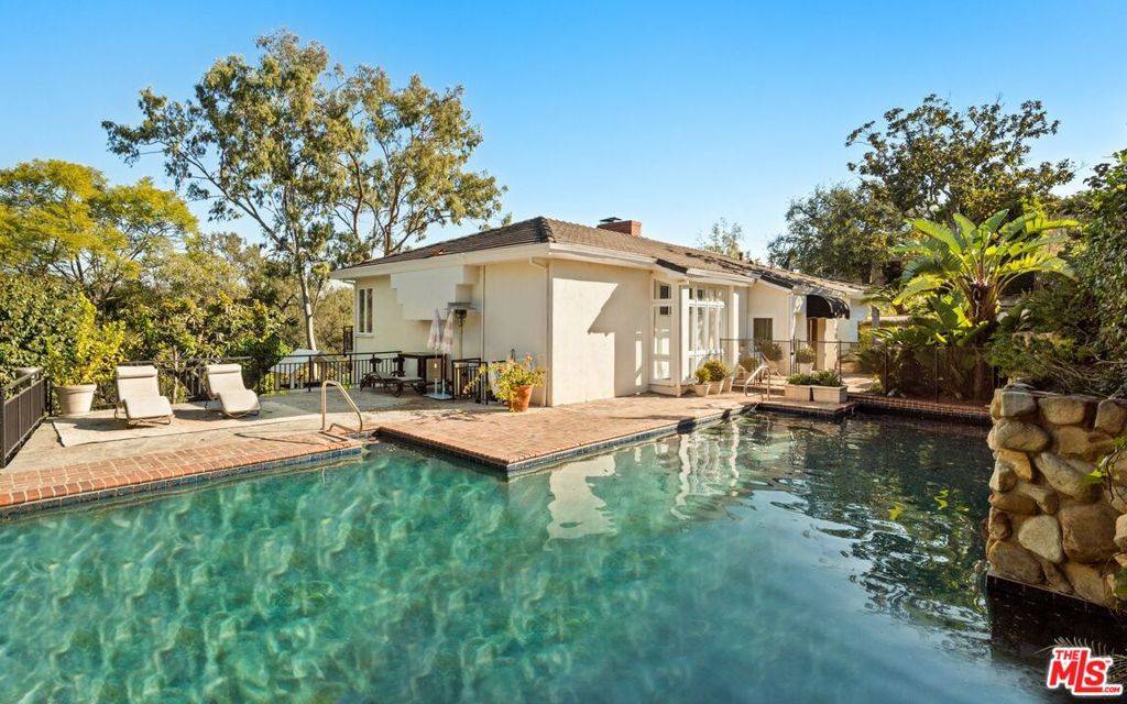Los Angeles, CA 90049,282 Bentley CIR