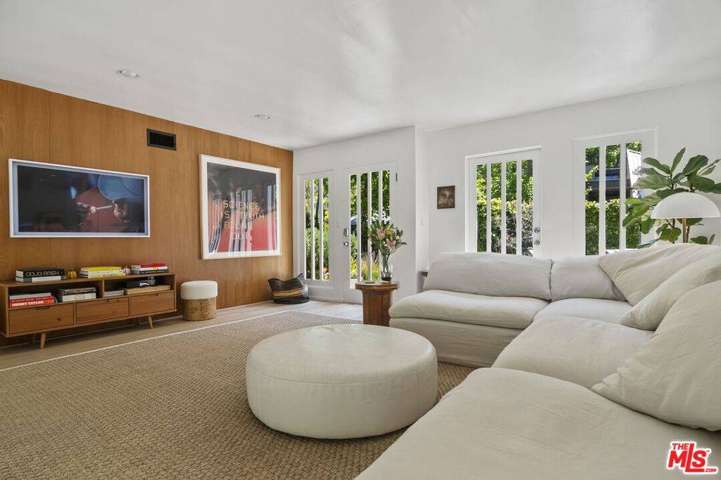 Pacific Palisades, CA 90272,747 Brooktree RD
