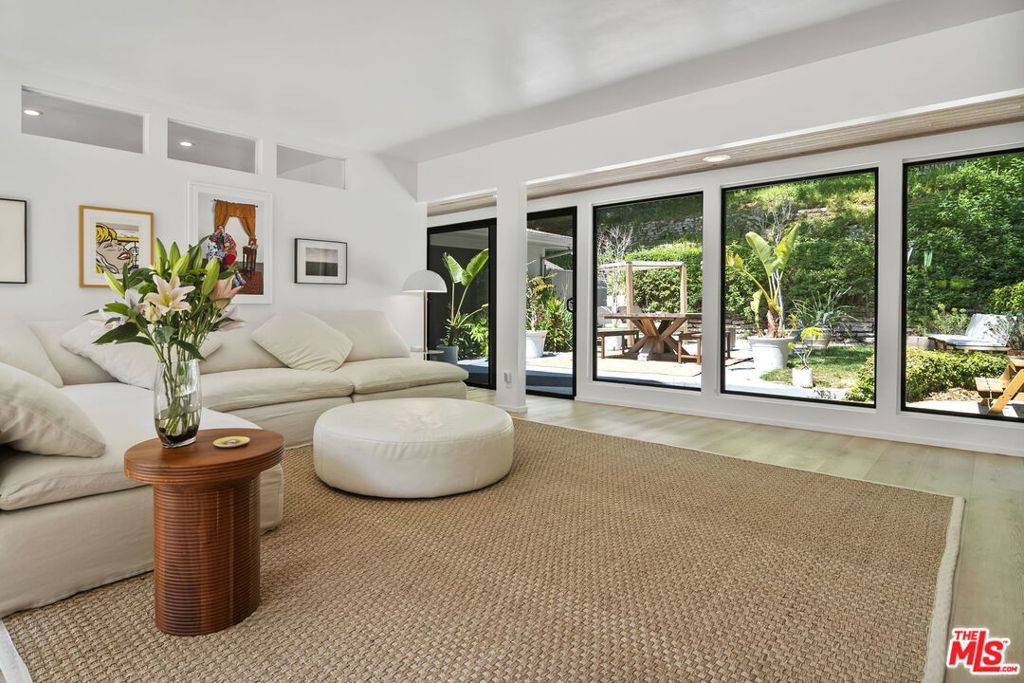 Pacific Palisades, CA 90272,747 Brooktree RD