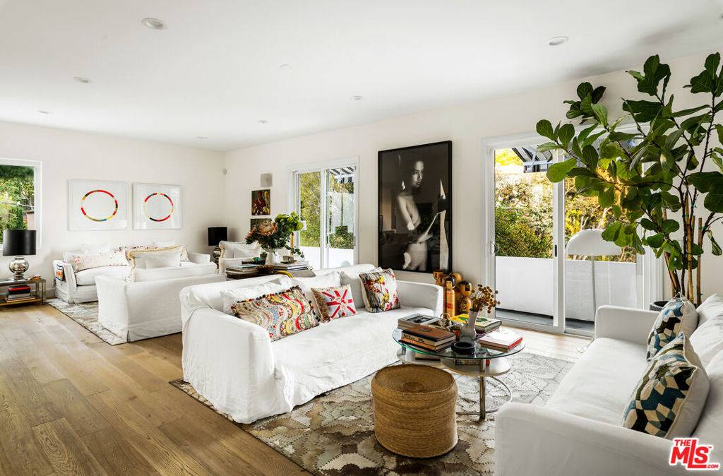 Los Angeles, CA 90068,6491 Rodgerton DR