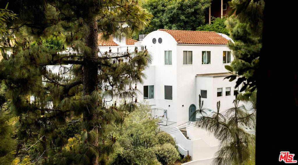 Los Angeles, CA 90068,6491 Rodgerton DR