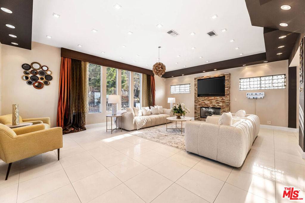 Beverly Hills, CA 90210,1521 Benedict Canyon DR